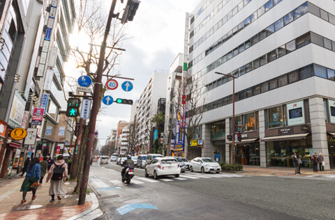 通いやすいので安心。天神駅から徒歩3分